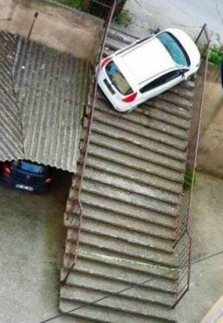 otomobil-merdivenlere-yuvarlandi
